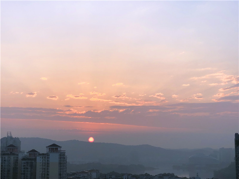 朝陽、晨曦、剪影與風卷云舒(圖1)